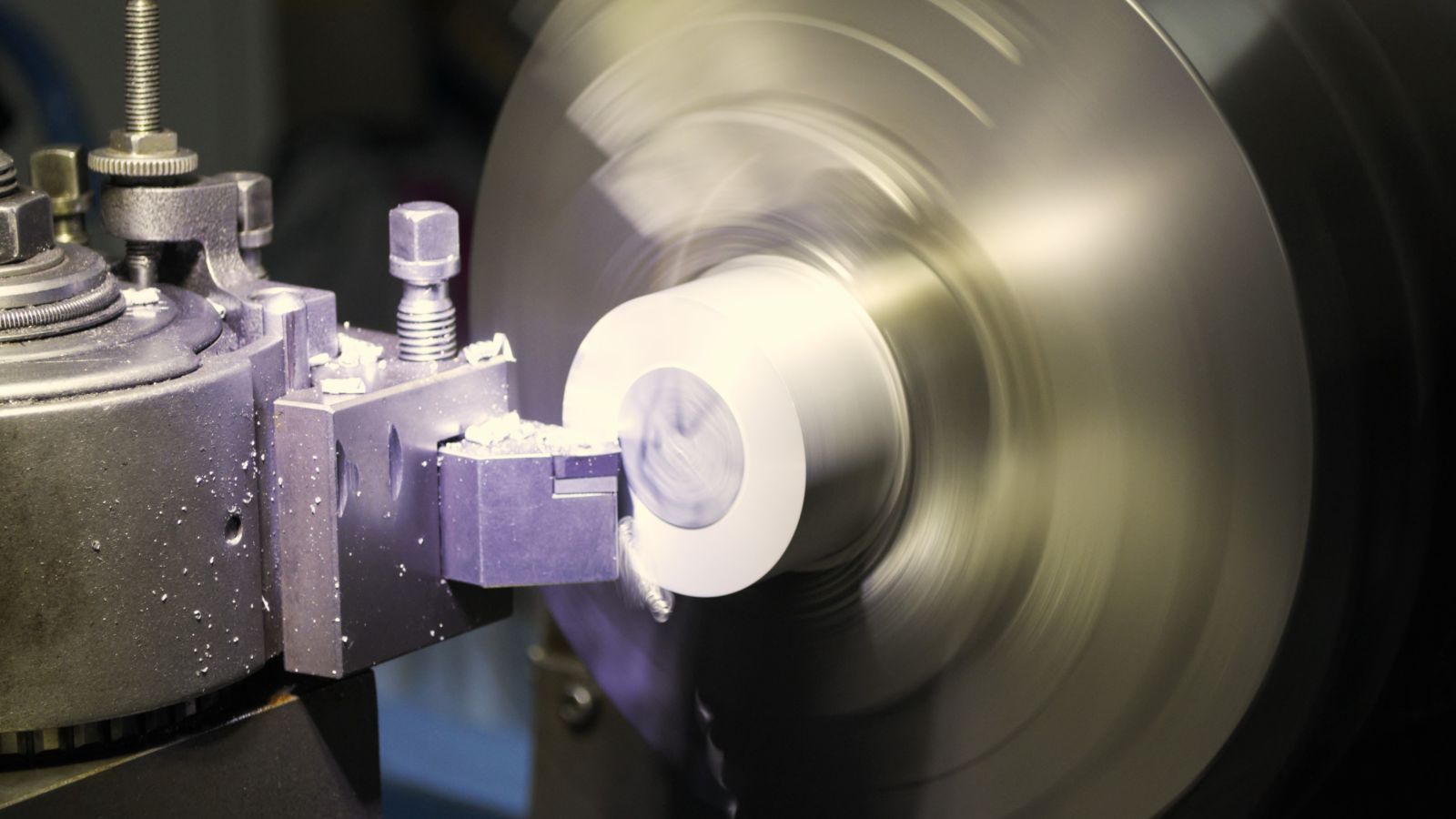 Zu sehen ist die Metallbearbeitung an einer Drehmaschine mit hellem Span bei einer Rekalibrierungsprobe.
